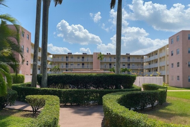 2800 NW 56th Ave, Unit B402 in Lauderhill, FL - Building Photo - Building Photo