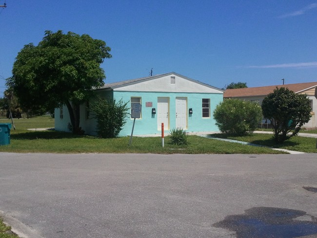 Duplex in Boynton Beach, FL - Building Photo - Building Photo