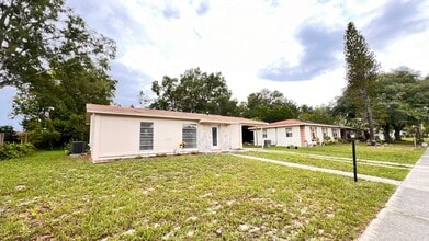 1655 Brady Dr in Deltona, FL - Foto de edificio - Building Photo