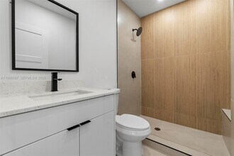 1060 Pasco Jose De La Luz Y Caballero Ct in Miami, FL - Building Photo - Building Photo