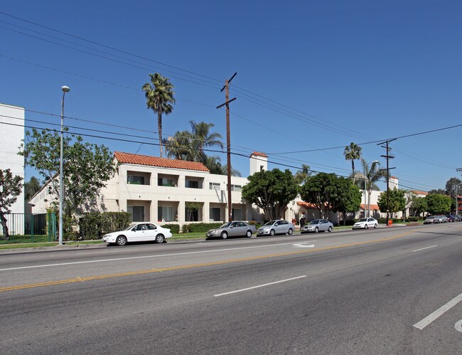 Coral Wood Court Apartments in Reseda, CA - Building Photo - Building Photo