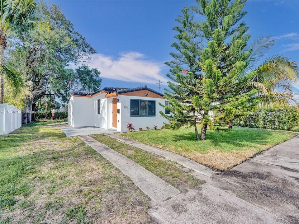 905 SW 22nd St in Fort Lauderdale, FL - Building Photo