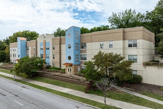 Parkway Apartments in Kansas City, MO - Building Photo - Building Photo