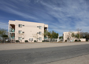 Drexel Plaza Apartments in Tucson, AZ - Building Photo - Building Photo