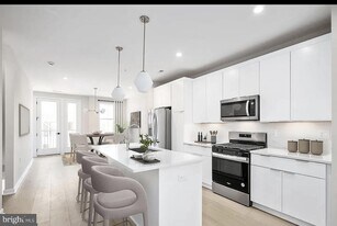 4768 Sully Pt Ln in Chantilly, VA - Building Photo