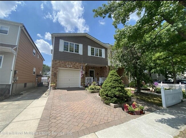 264 Sandalwood Dr in Staten Island, NY - Building Photo - Building Photo