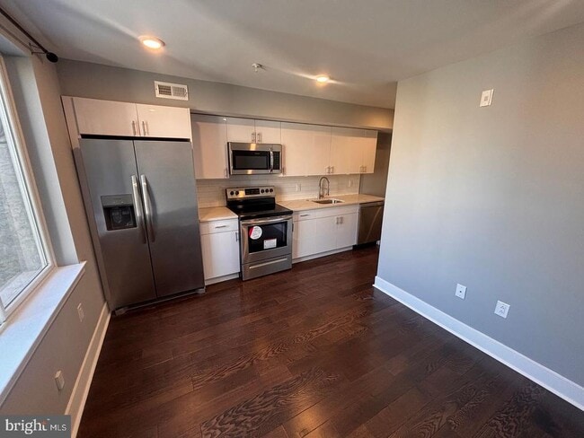 3255 Ridge Ave in Philadelphia, PA - Building Photo - Building Photo