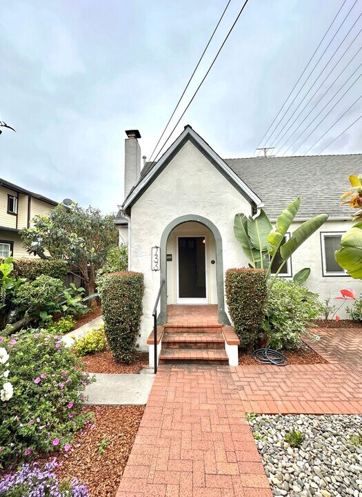 133-135 Juana Maria Ave in Santa Barbara, CA - Building Photo