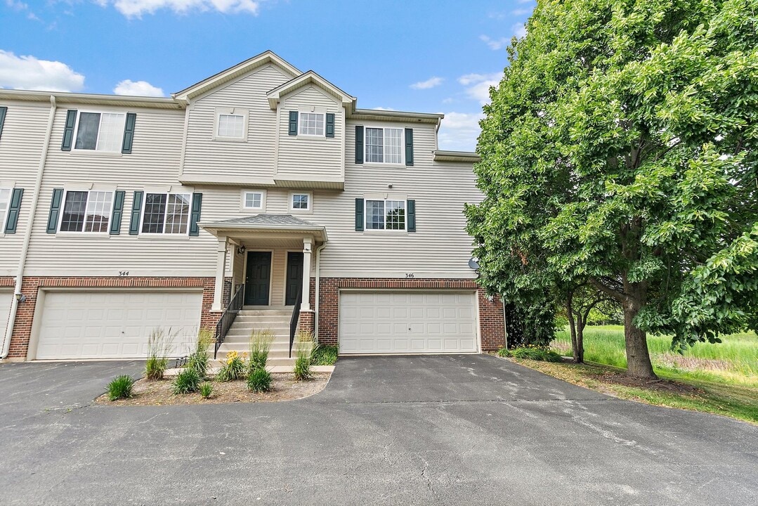346 Evergreen Cir in Gilberts, IL - Building Photo