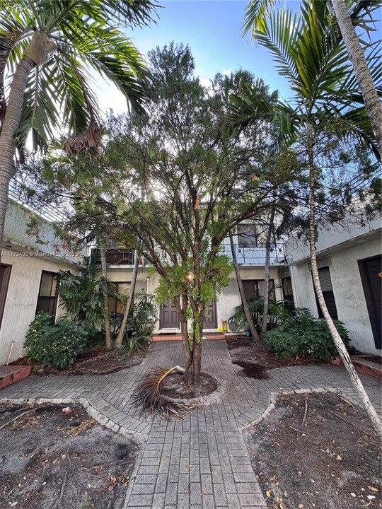 2000 Monroe St in Hollywood, FL - Building Photo