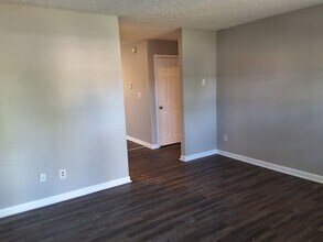 1122 Evelyn Dr in Radcliff, KY - Foto de edificio - Building Photo