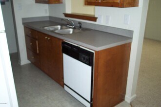 1217 E Fire Tower Rd-Unit -D in Greenville, NC - Building Photo - Building Photo