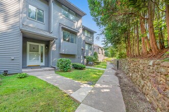 250 Conestoga Way in Glastonbury, CT - Building Photo - Building Photo