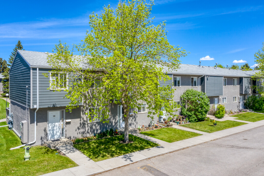 Candle Wood Estates in Calgary, AB - Building Photo