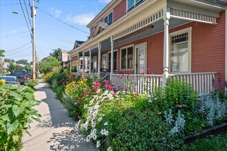 72 Lakeview Ter, Unit D in Burlington, VT - Foto de edificio - Building Photo