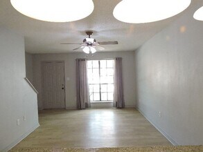 2293 Hollydale Ave in Baton Rouge, LA - Building Photo - Building Photo