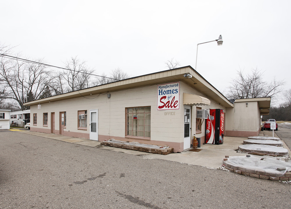 Flamingo Trailer Court in Farmington, MI - Building Photo