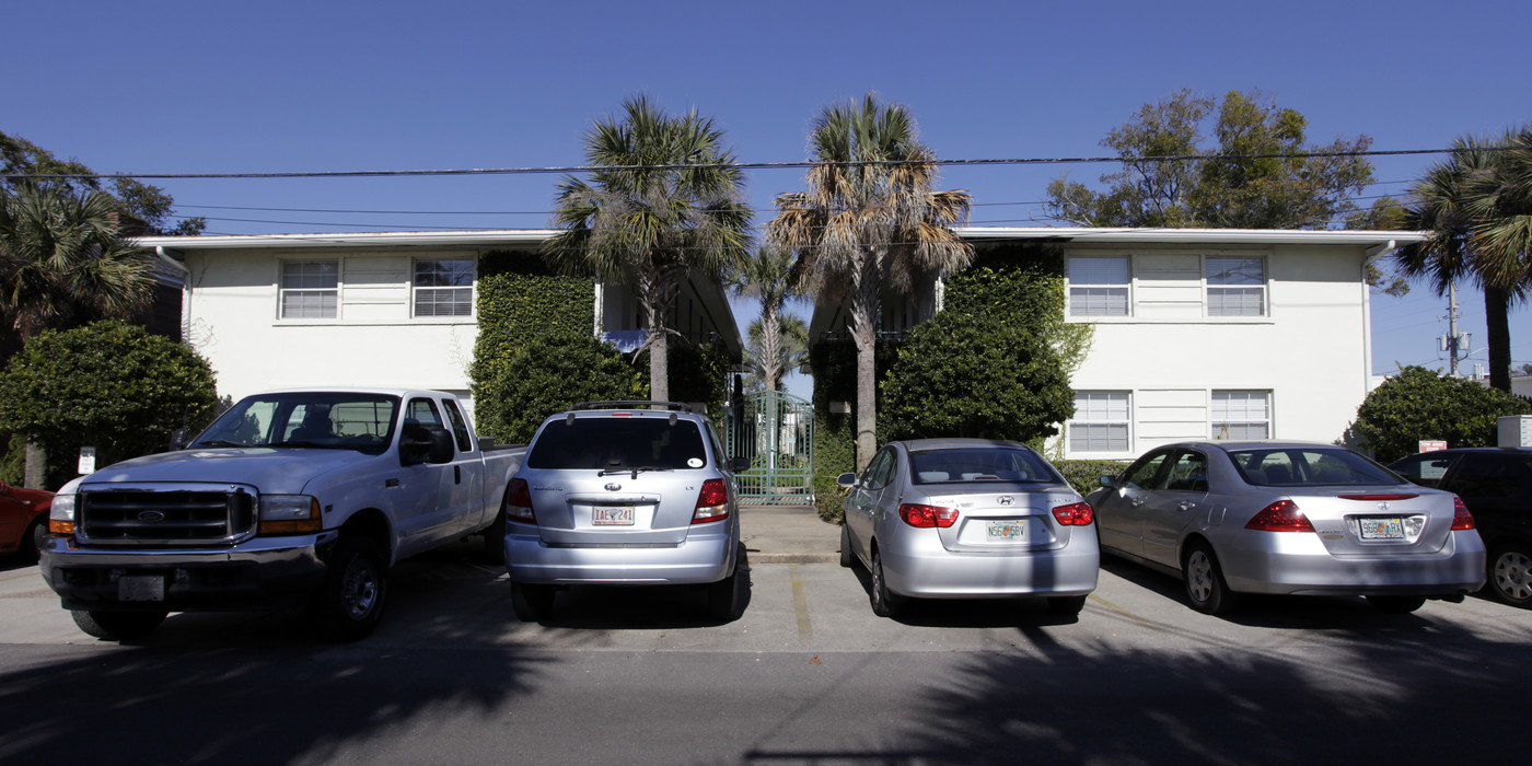 Cedar Apartments in Jacksonville, FL - Building Photo