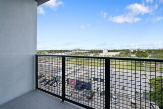 555 NE 8th St, Unit 218 in Fort Lauderdale, FL - Building Photo - Building Photo