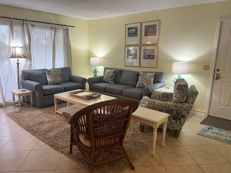 108 Lighthouse Rd in Hilton Head Island, SC - Building Photo