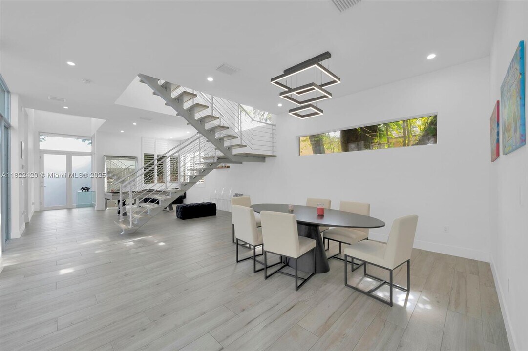 5720 SW 24th St in Miami, FL - Building Photo