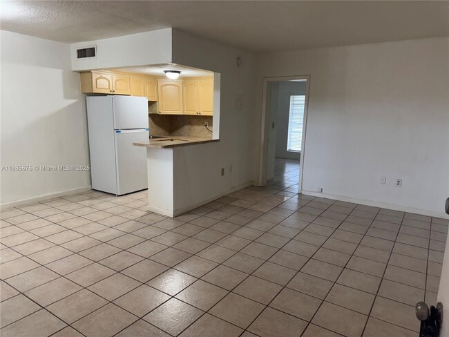 1280 W 54th St in Hialeah, FL - Foto de edificio - Building Photo