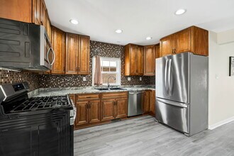 8995 E Hatchery Rd in Syracuse, IN - Building Photo - Building Photo