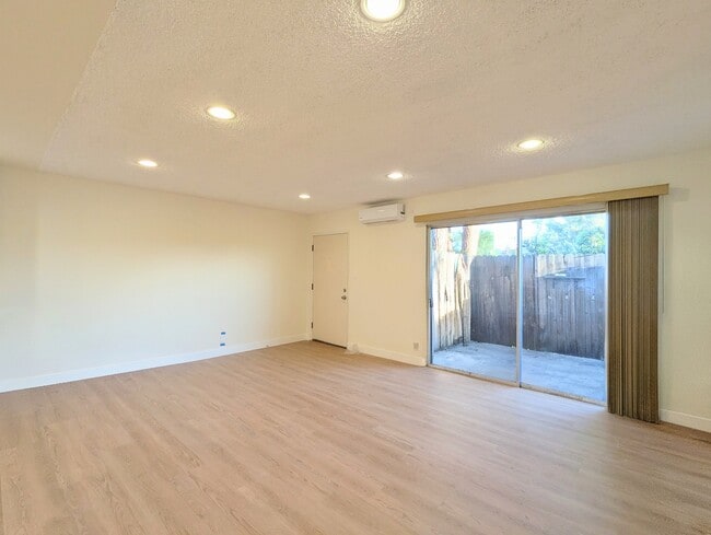 11959 Nebraska Ave, Unit 101 in Los Angeles, CA - Foto de edificio - Building Photo