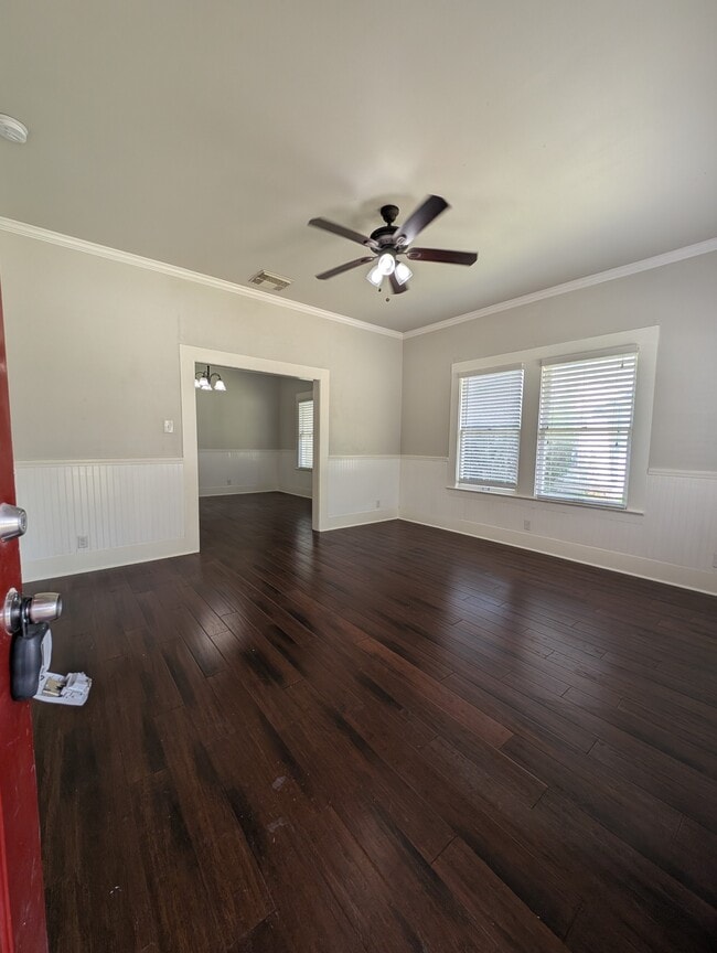 515 E Elm St in Seguin, TX - Building Photo - Building Photo