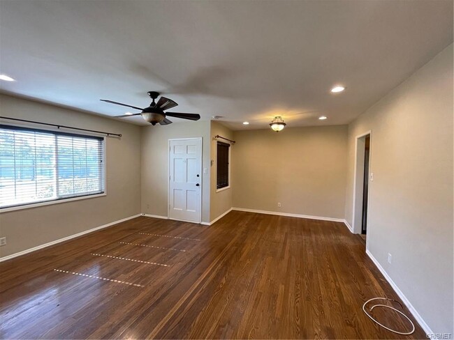 17919 Emelita St in Encino, CA - Foto de edificio - Building Photo