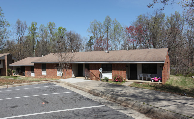 Juanita Hills in High Point, NC - Foto de edificio - Building Photo