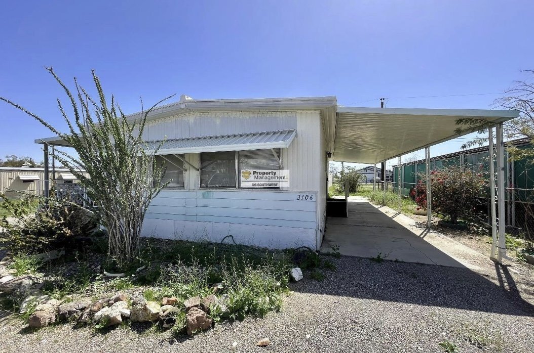 2106 Hermosa Dr in Bullhead City, AZ - Building Photo