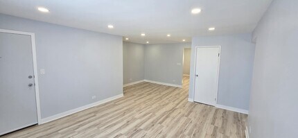9475 Bay Colony Dr in Des Plaines, IL - Building Photo - Building Photo