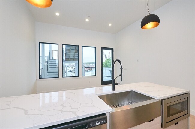 360 Meridian St, Unit #5 in Boston, MA - Foto de edificio - Building Photo
