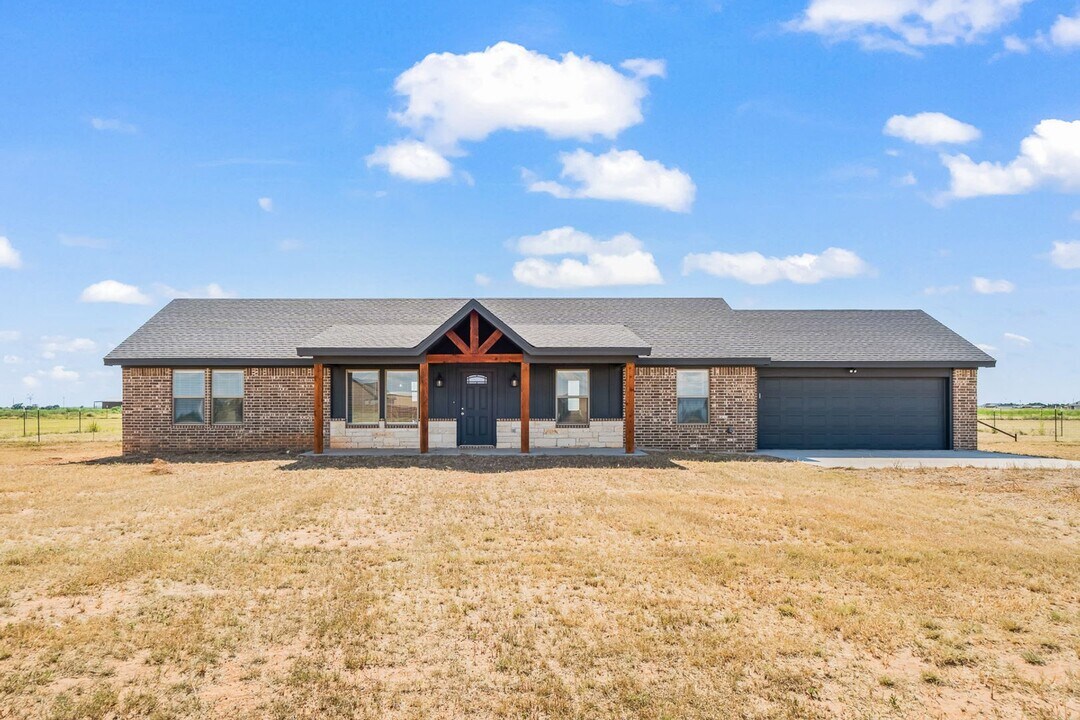 8901 N County Rd 3200 in Idalou, TX - Foto de edificio