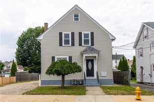 181 S Bend St, Unit 2 Fl in Pawtucket, RI - Building Photo