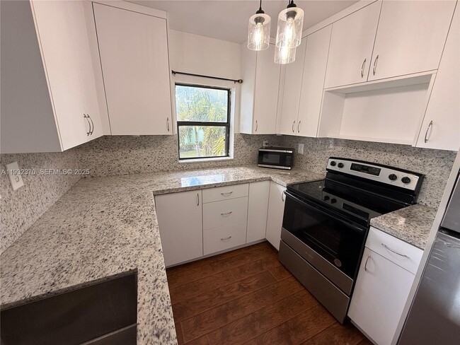 3961 NW 87th Ave in Sunrise, FL - Building Photo - Building Photo