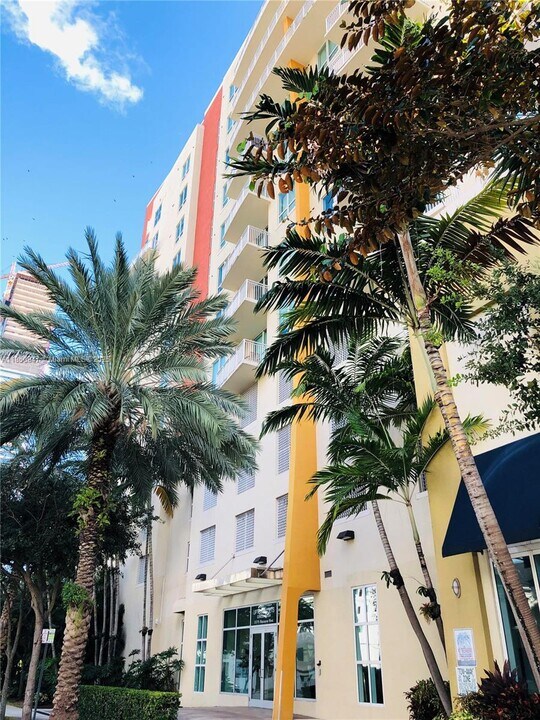 2275 Biscayne Blvd in Miami, FL - Building Photo