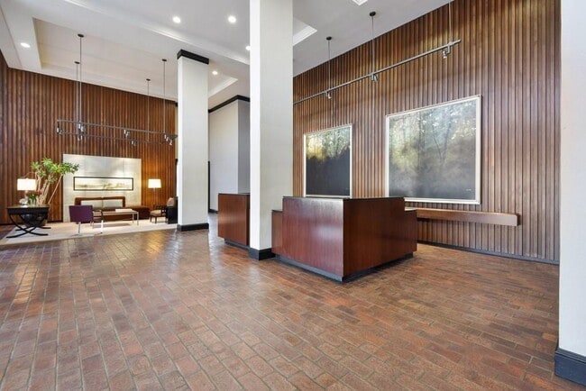 2575 Peachtree Rd in Atlanta, GA - Foto de edificio - Building Photo
