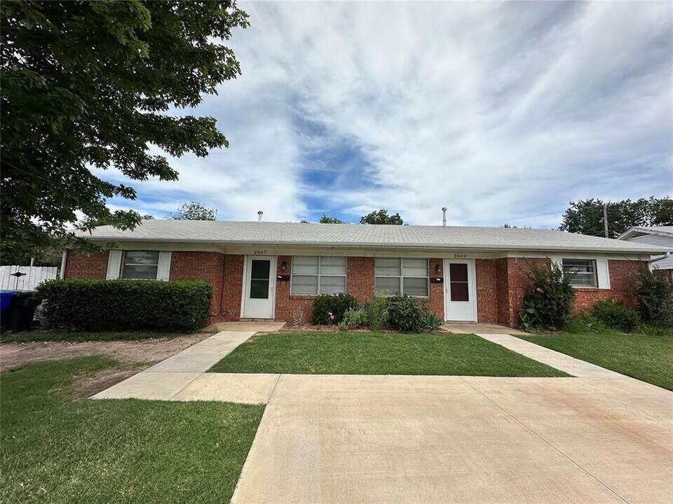 2007 Delaware Ln in Norman, OK - Foto de edificio