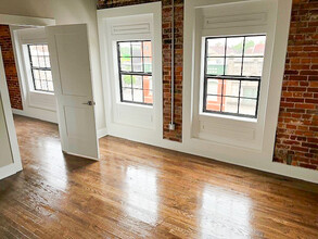 1212 Meridian St in Anderson, IN - Foto de edificio - Building Photo