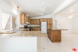 27584 Onyx Ln in Castaic, CA - Foto de edificio - Building Photo