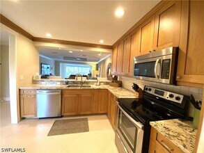 9101 Vanderbilt Dr in Naples, FL - Foto de edificio - Building Photo