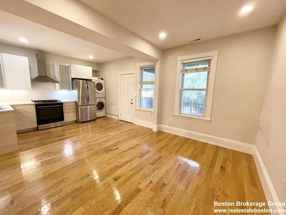 108 Buttonwood St, Unit #2 in Boston, MA - Foto de edificio