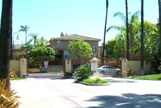 317 W Summerfield Cir in Anaheim, CA - Building Photo - Building Photo