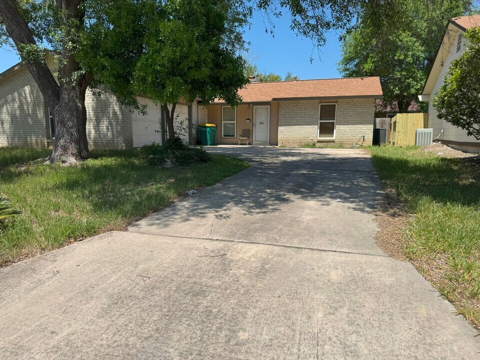 605 Jamie Sue Dr in Converse, TX - Building Photo