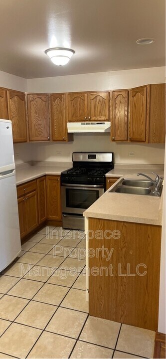 1345 Rock Run Dr in Crest Hill, IL - Building Photo