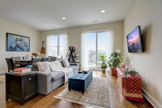 2605 W North Ave, Unit 3C in Chicago, IL - Building Photo - Building Photo