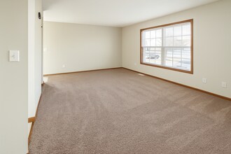 102 Crossing Dr, Unit 3 Bedroom-2.5 Bath in Normal, IL - Building Photo - Building Photo