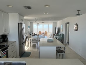 7000 Beach Plaza, Unit 901 in St Pete Beach, FL - Foto de edificio - Building Photo